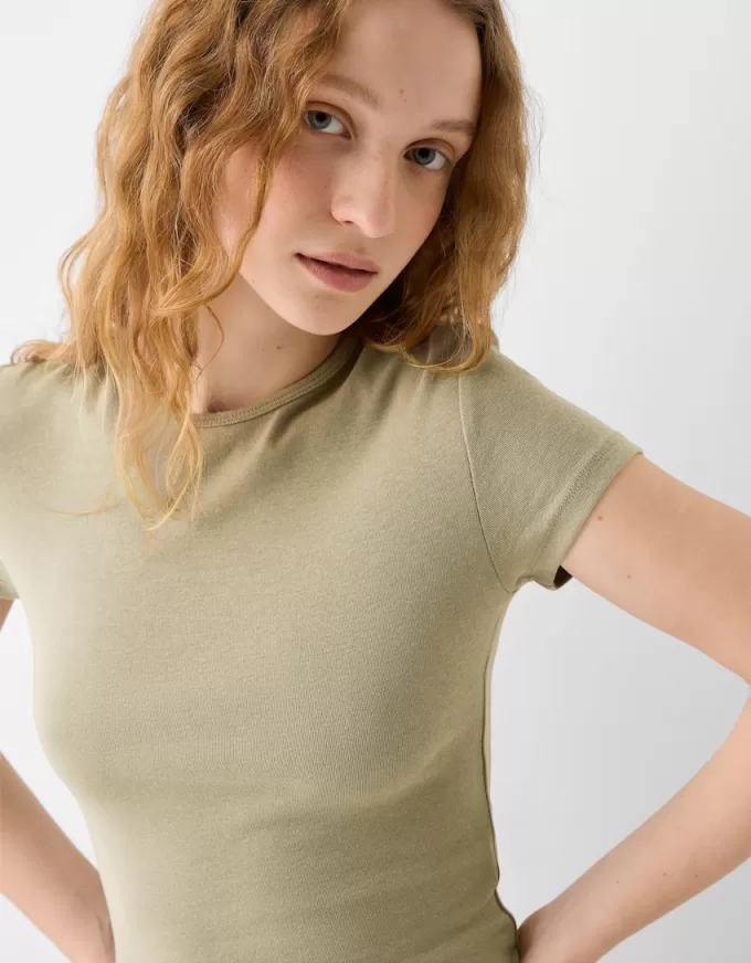 Short sleeve T-shirt with a scoop neck