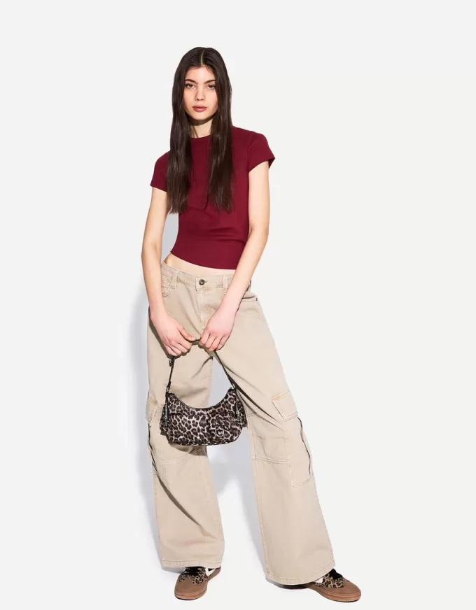 Short sleeve T-shirt with a scoop neck