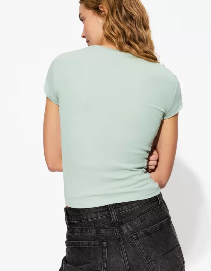 Short sleeve T-shirt with a scoop neck