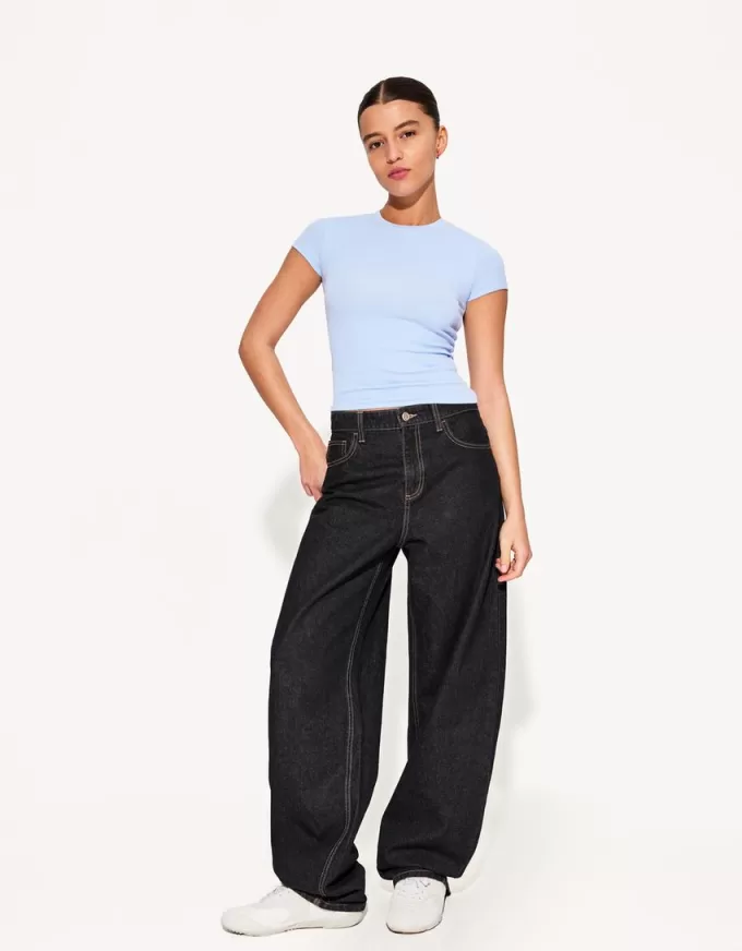 Short sleeve T-shirt with a scoop neck