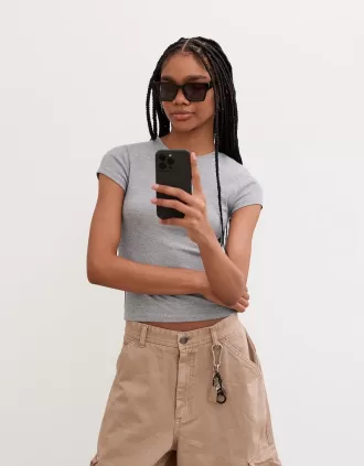 Short sleeve T-shirt with a scoop neck