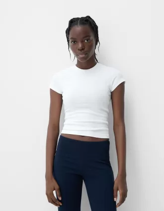 Short sleeve T-shirt with a scoop neck