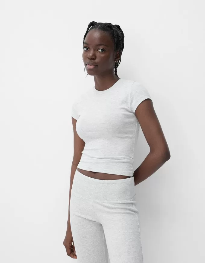 Short sleeve T-shirt with a scoop neck