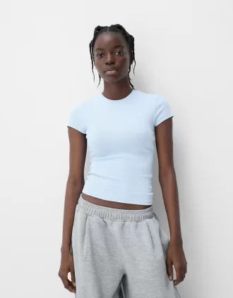 Short sleeve T-shirt with a scoop neck