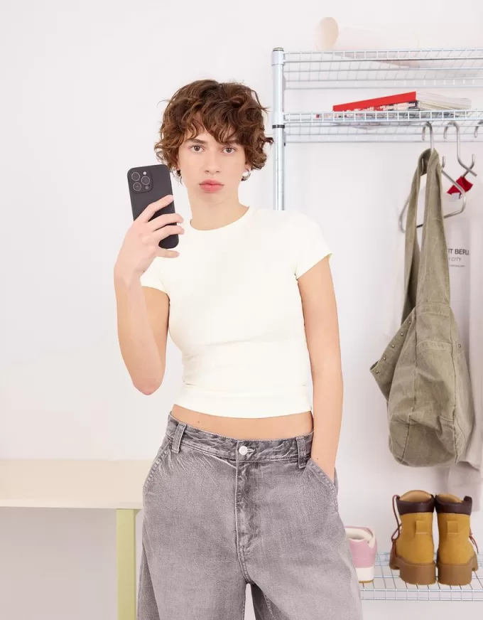 Short sleeve T-shirt with a scoop neck