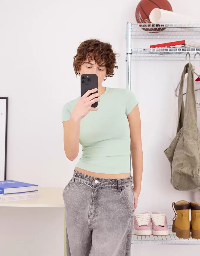 Short sleeve T-shirt with a scoop neck