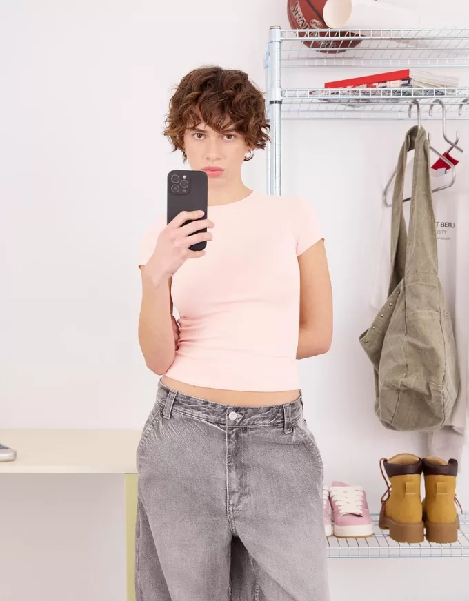 Short sleeve T-shirt with a scoop neck