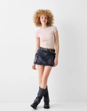 Short sleeve T-shirt with a scoop neck