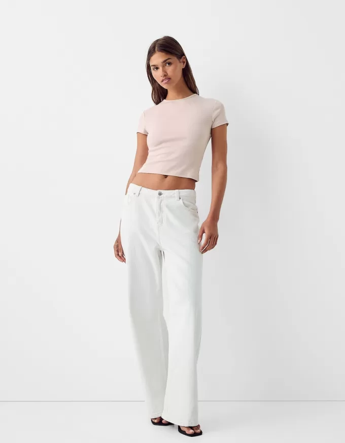 Short sleeve T-shirt with a scoop neck