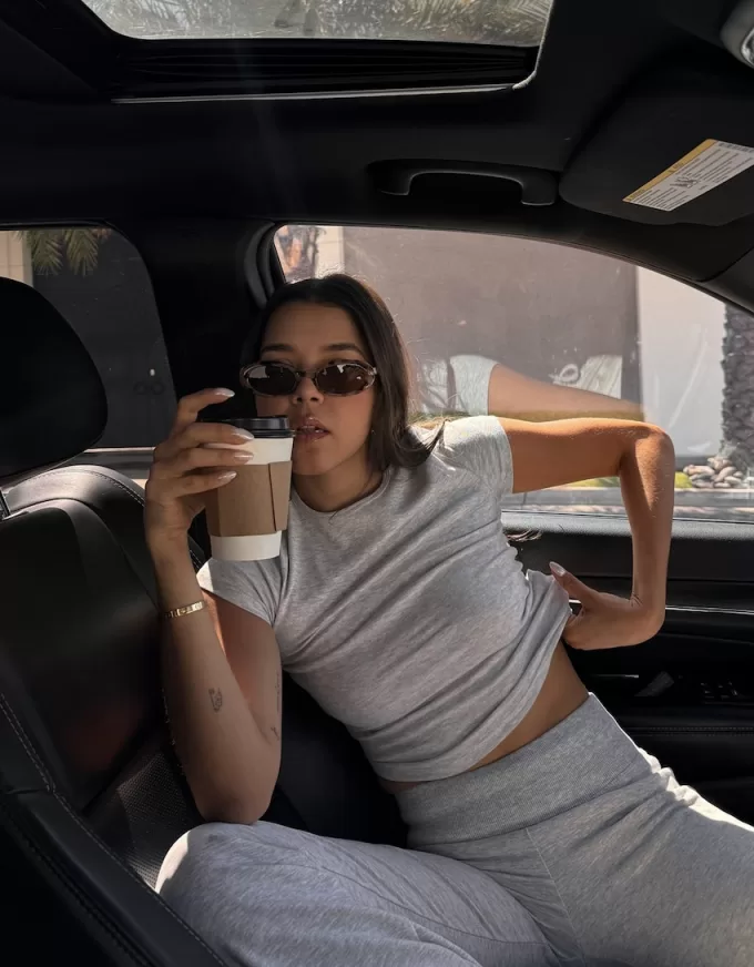 Short sleeve T-shirt with a scoop neck