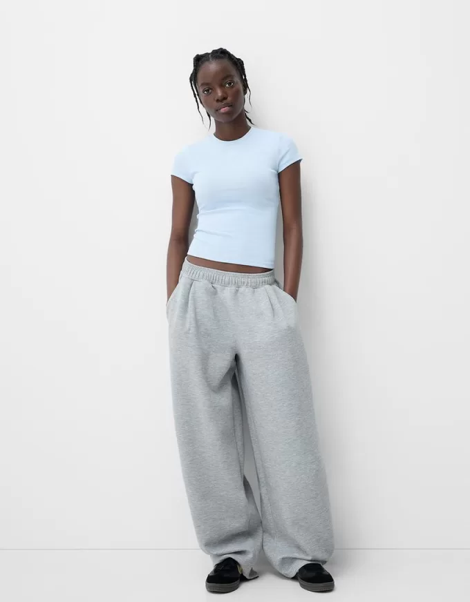 Short sleeve T-shirt with a scoop neck