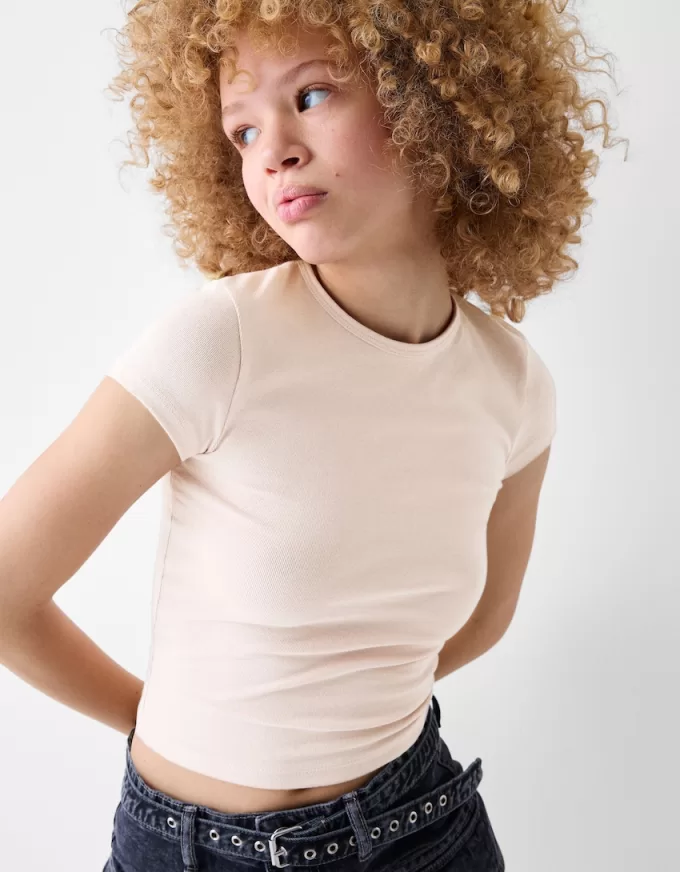 Short sleeve T-shirt with a scoop neck