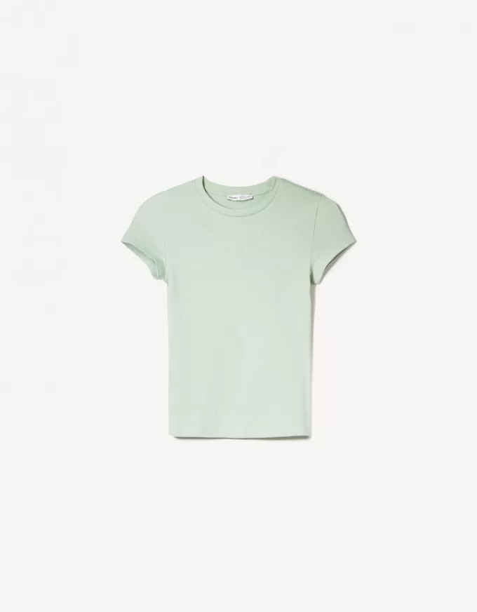 Short sleeve T-shirt with a scoop neck