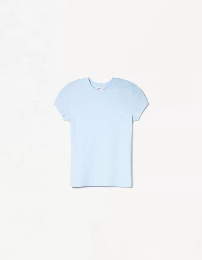 Short sleeve T-shirt with a scoop neck