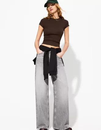 Short sleeve T-shirt with a scoop neck