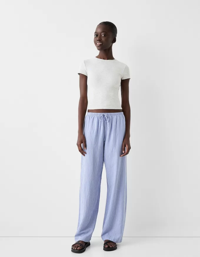 Short sleeve T-shirt with a scoop neck