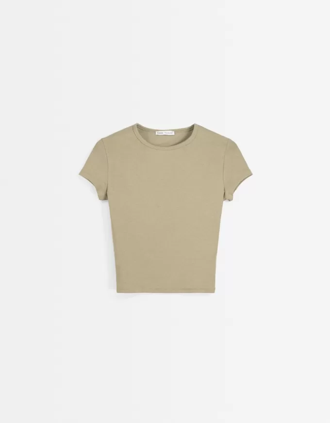 Short sleeve T-shirt with a scoop neck