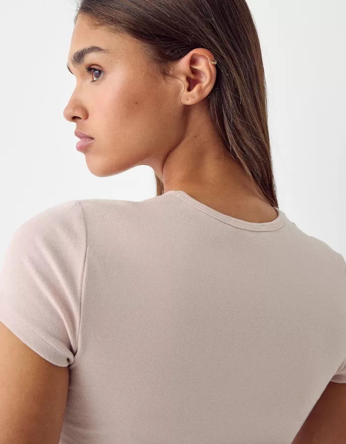 Short sleeve T-shirt with a scoop neck