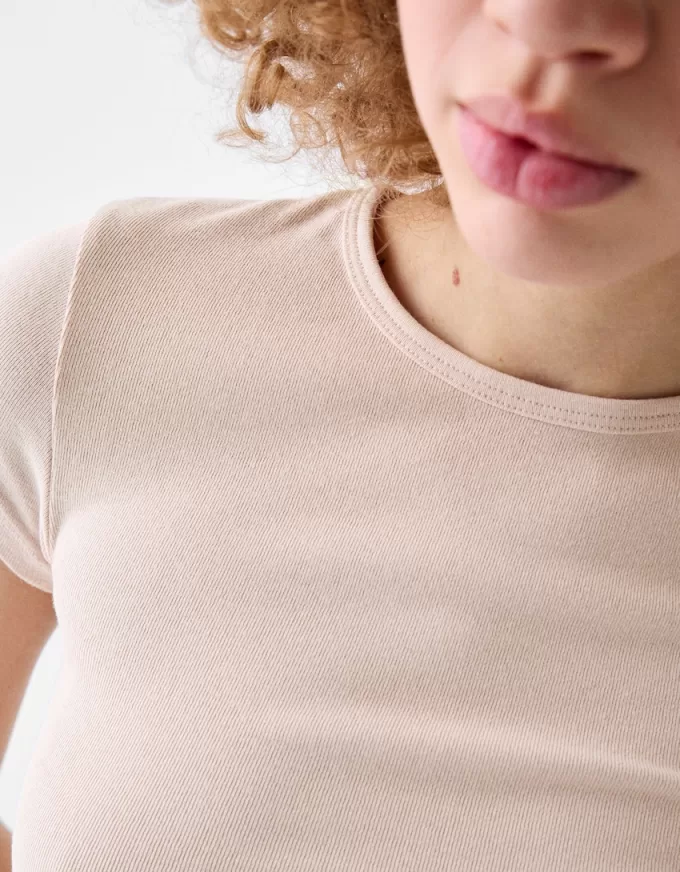 Short sleeve T-shirt with a scoop neck