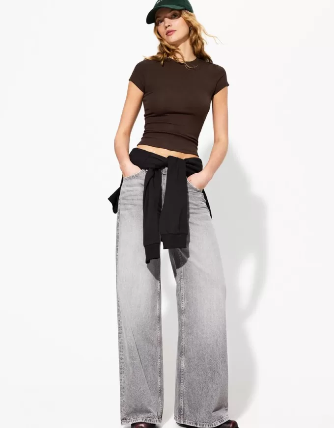 Short sleeve T-shirt with a scoop neck