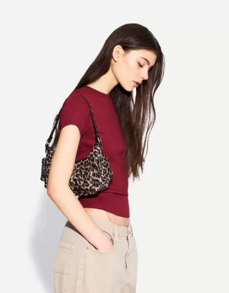 Short sleeve T-shirt with a scoop neck