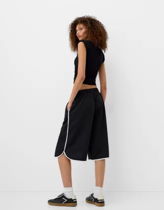 Short sleeve T-shirt with shoulder pads