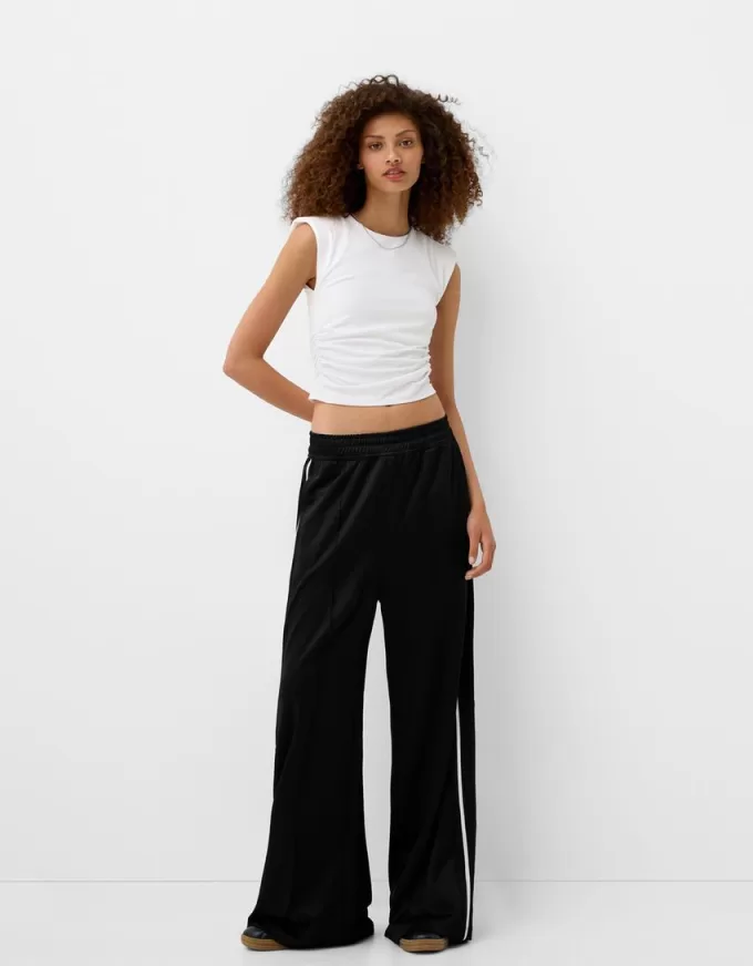 Short sleeve T-shirt with shoulder pads