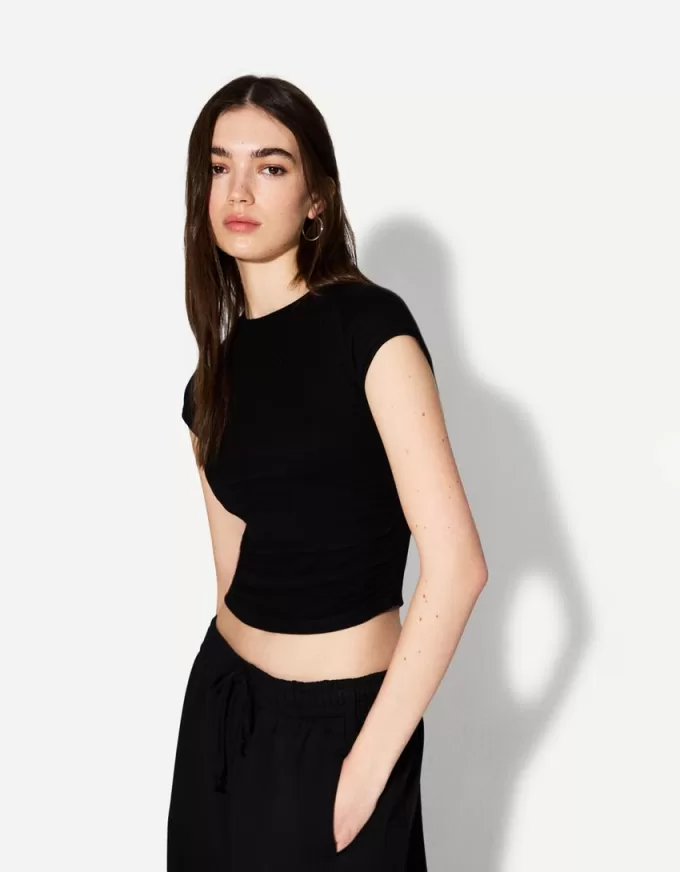 Short sleeve T-shirt with side gathering