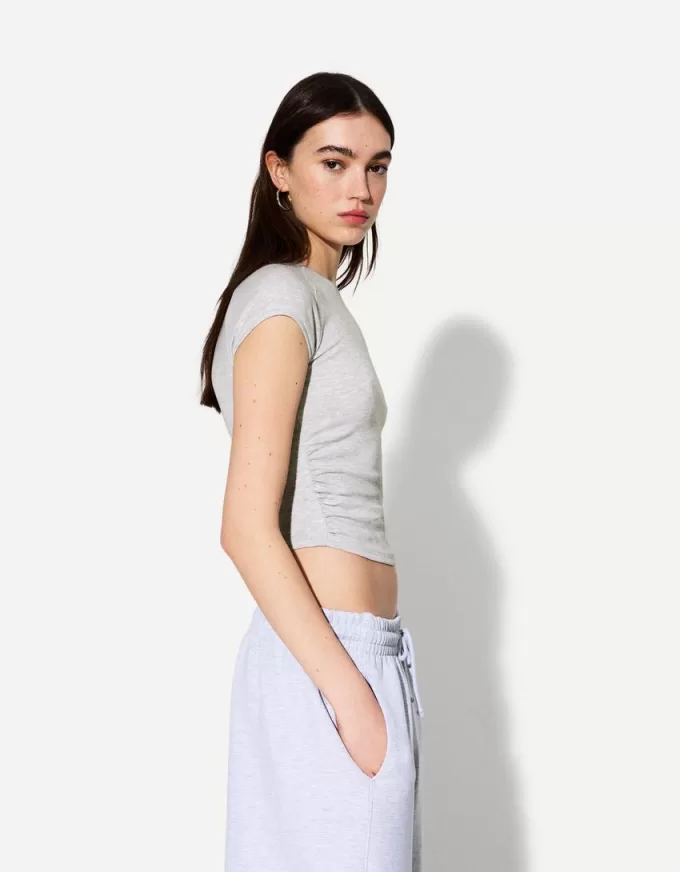 Short sleeve T-shirt with side gathering