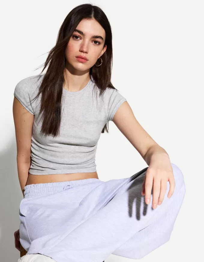 Short sleeve T-shirt with side gathering