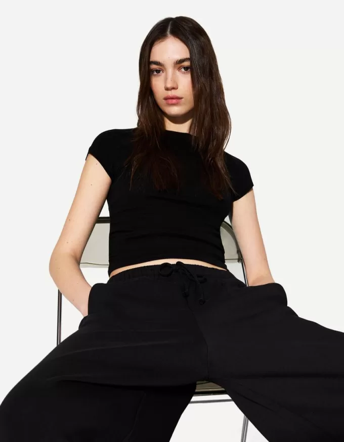 Short sleeve T-shirt with side gathering