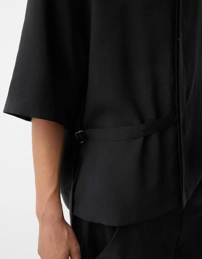 Short sleeve boxy fit crossed shirt with buckle