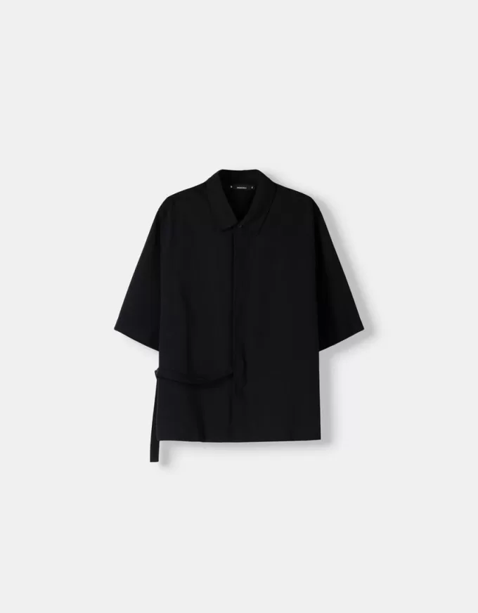 Short sleeve boxy fit crossed shirt with buckle