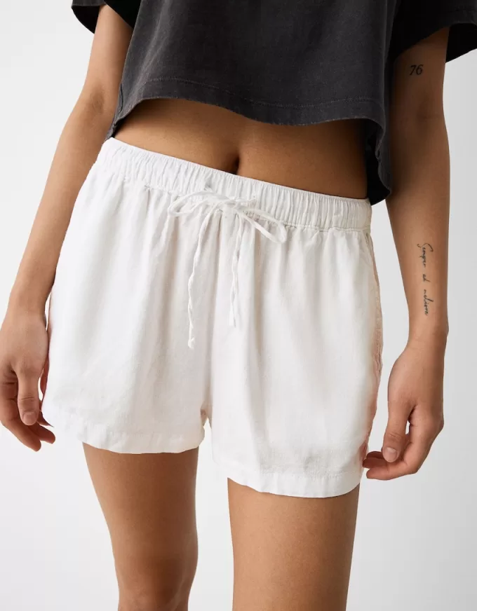 Shorts with elastic waistband detail