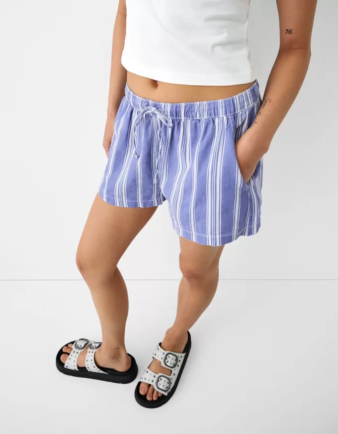 Shorts with elastic waistband detail