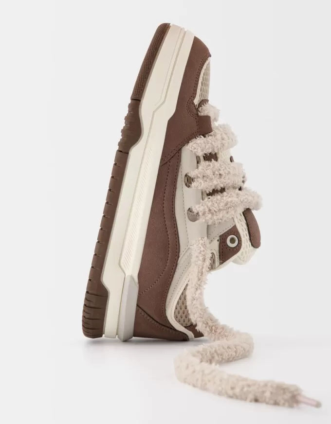 Skater sneakers with plush laces Skater sneakers with plush laces