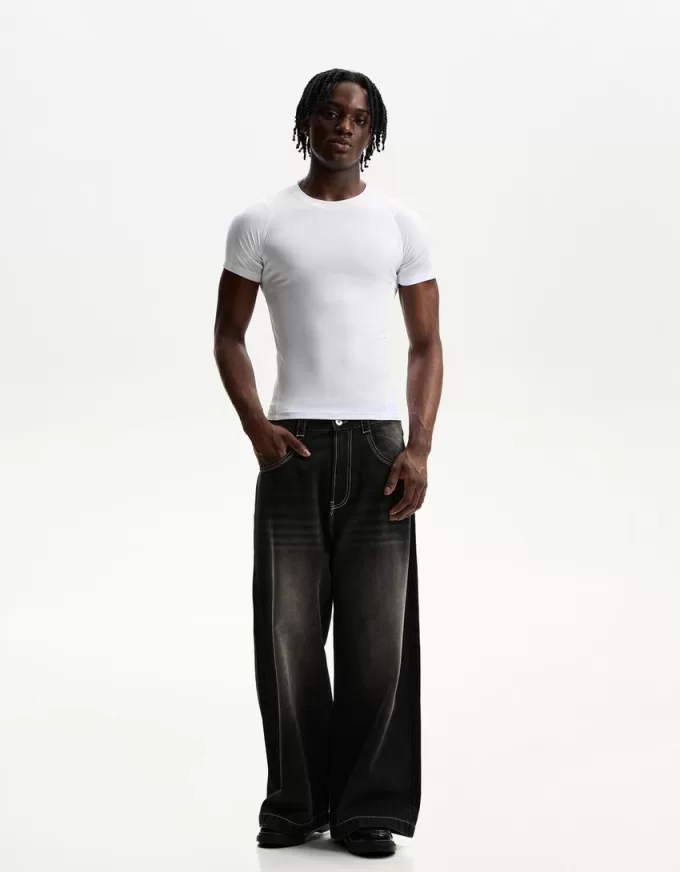Slim-fit short sleeve T-shirt with seams Slim-fit short sleeve T-shirt with seams