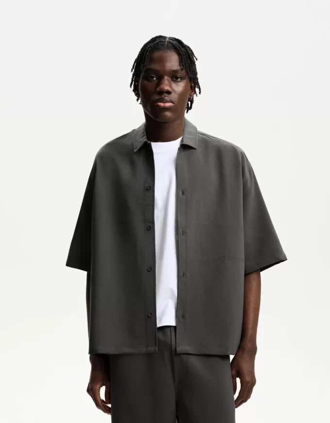 Tailored short sleeve boxy fit shirt