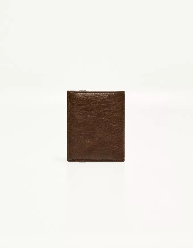 Wallet with elastic closure