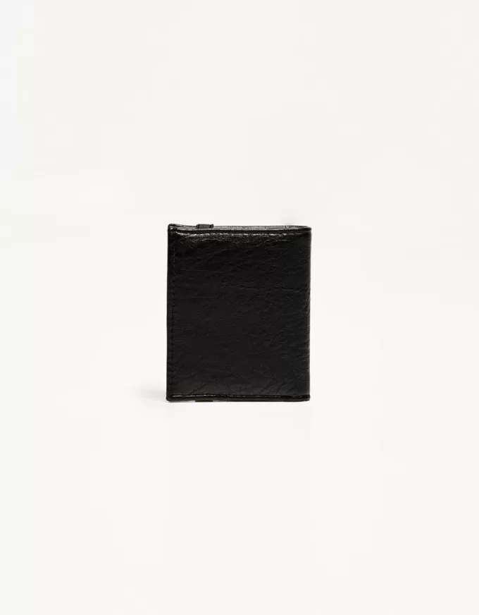 Wallet with elastic closure