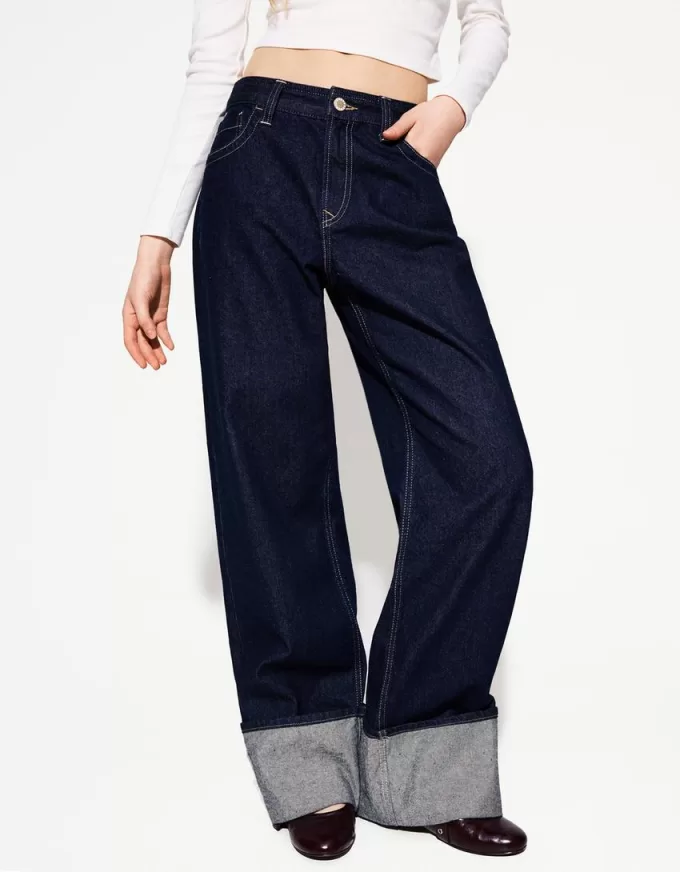 Wide-leg ’90s jeans with turn-up hems
