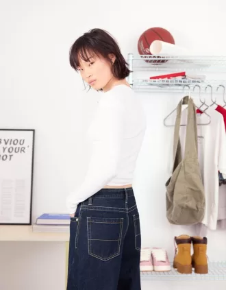 Wide-leg ’90s jeans with turn-up hems