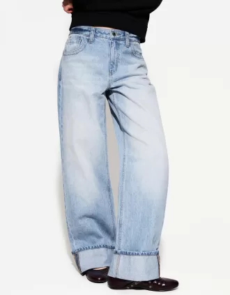 Wide-leg ’90s jeans with turn-up hems