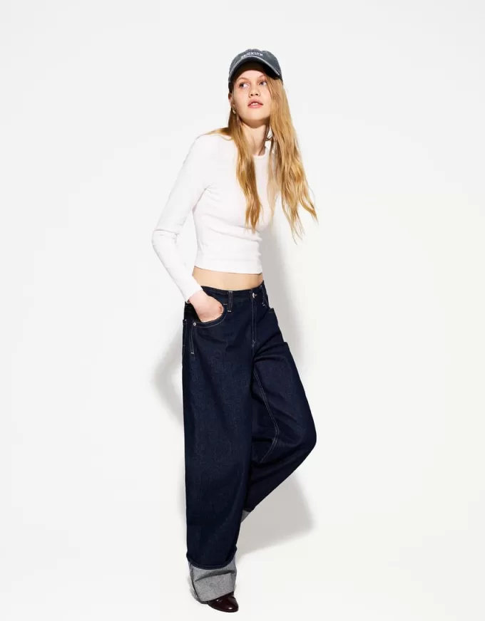 Wide-leg ’90s jeans with turn-up hems