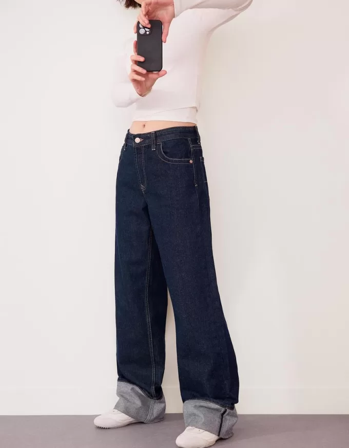 Wide-leg ’90s jeans with turn-up hems