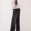 Wide-leg ’90s jeans with turn-up hems Wide-leg ’90s jeans with turn-up hems