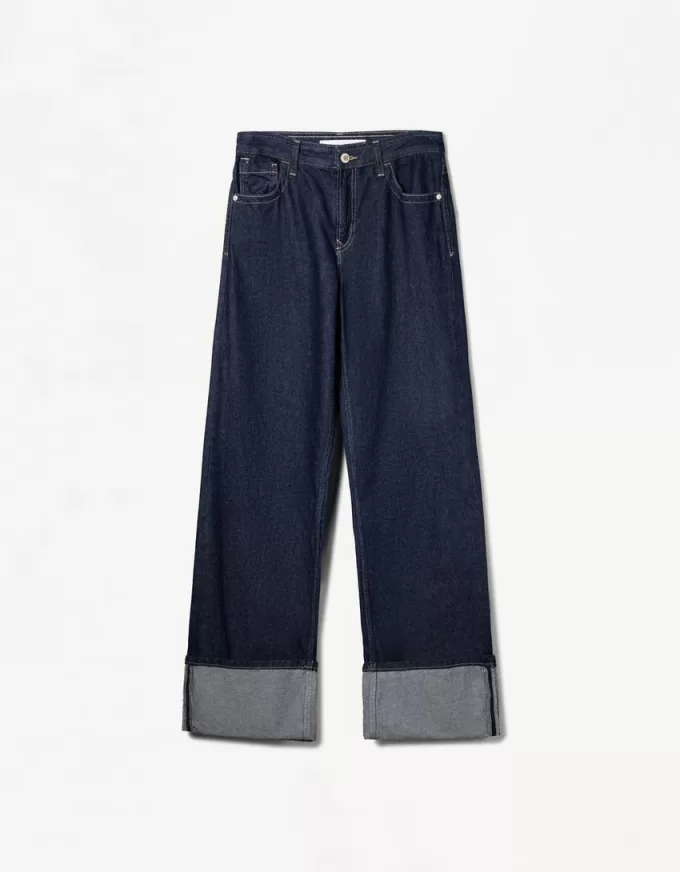 Wide-leg ’90s jeans with turn-up hems