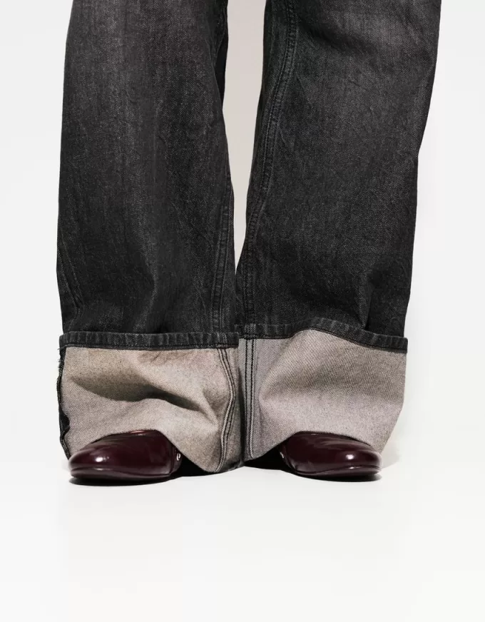 Wide-leg ’90s jeans with turn-up hems