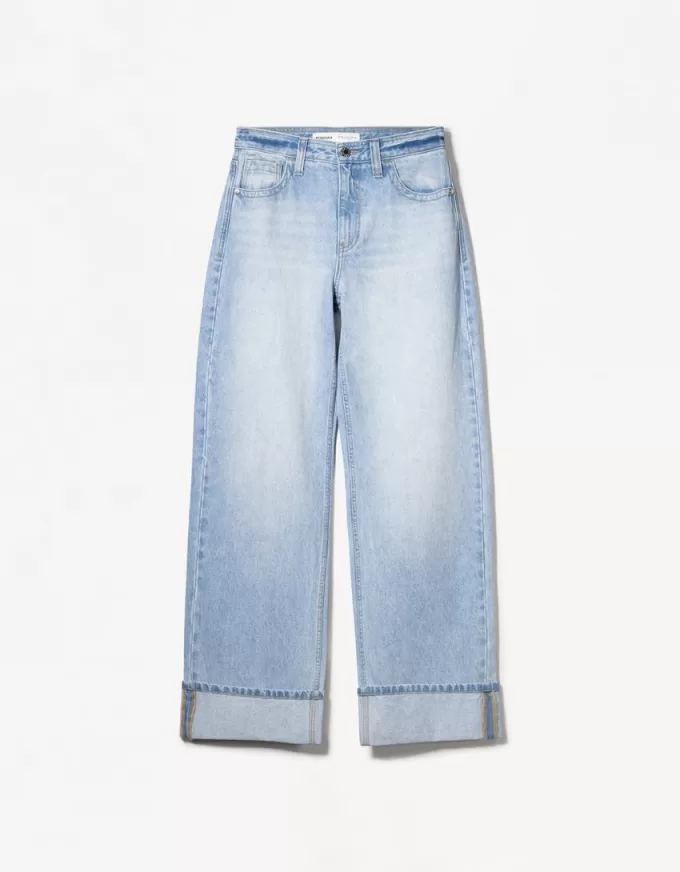 Wide-leg ’90s jeans with turn-up hems Wide-leg ’90s jeans with turn-up hems