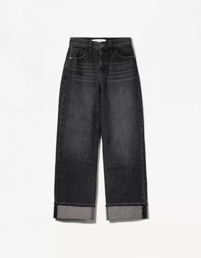 Wide-leg ’90s jeans with turn-up hems